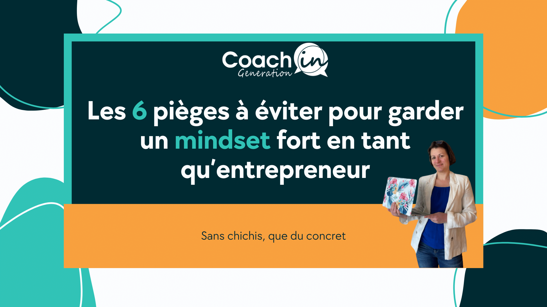 Femme de face souriante qui est entrain de faire une poignée de main à une autre personne vue de dos.