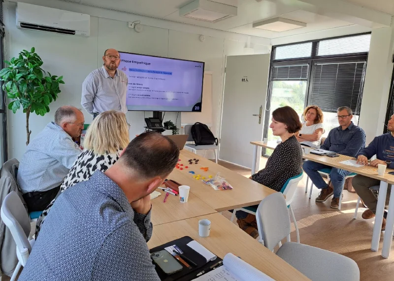 Atelier de management en salle de formation, participants en interaction