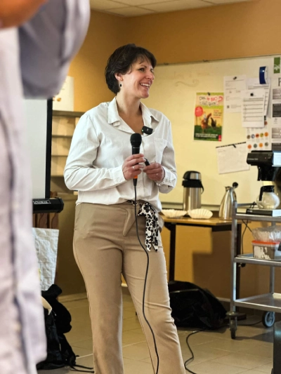 Natacha Stanojcic intervenant lors d'une conférence sur le leadership