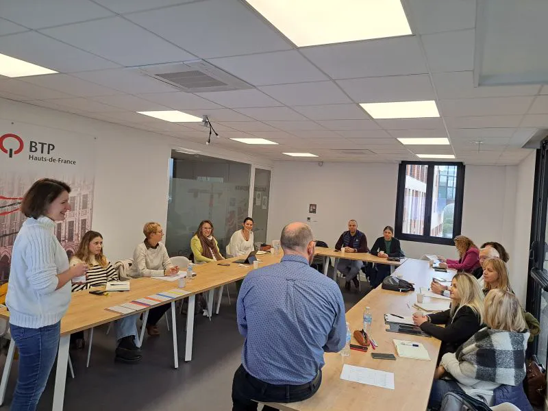 Participants réunis lors d'une conférence de coaching de groupe