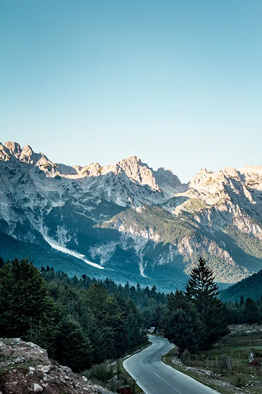 Sommet de montagne illustrant le chemin vers l'accomplissement personnel et professionnel